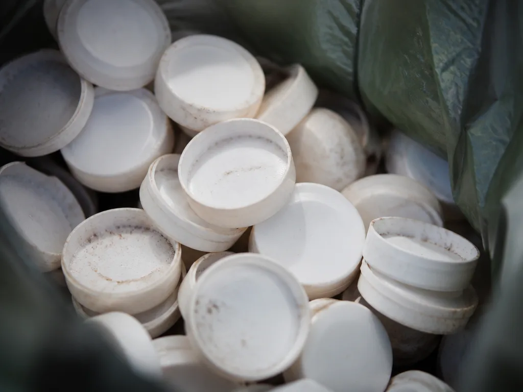 Tomma vita snusdosor i plast samlade för återvinning